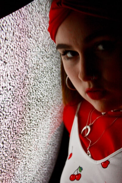 Dressed in red and white coat, in the face of the CRT TV ms
